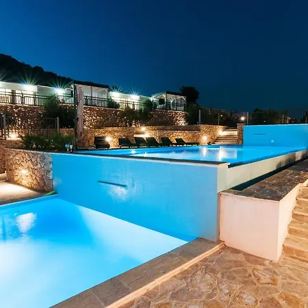 Camp Panorama With Pool Kamp